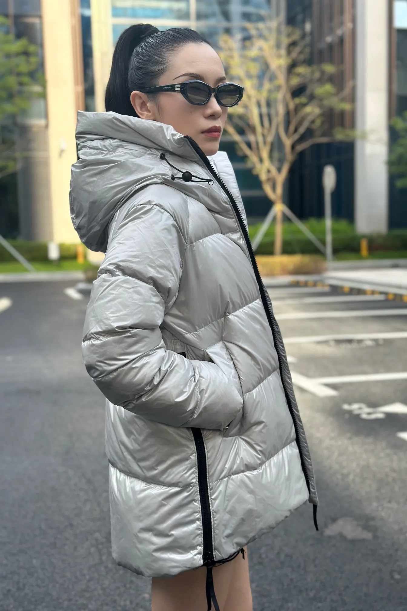 P1060 Big Goose 2239L Women's Puff Bread Jacket [Specially for foreign trade with high quality] Canada Goose Canada Goose Cypress Series Hooded Waterproof, Windproof and Warm Down Jacket Women's The new style of the Cypress series will make you stand out. This down jacket is an ideal winter piece. This style is filled with white duck down. Featuring a thin, channel-filled construction with lightweight fabrics and trim, it feels lightweight and adds warmth. The chin-protecting suede knit stand-up collar is soft and adds comfort. An adjustable down hood with cord closure adds warmth and protection against the elements. The back is designed with the iconic double-stripe black reflective decorative stripes to make you more visible in dim environments. The inner layer has removable elastic straps, making the jacket easy to carry on the shoulder and hands-free. Side zipper gusset dries and breathes when moving. Color: black with red label, silver birch Size: XS-2XL